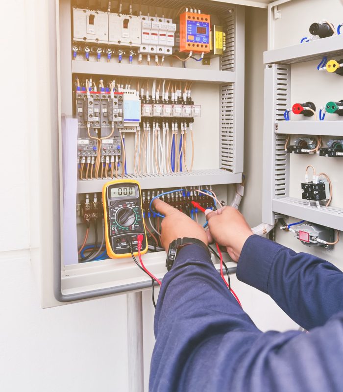 Maintenance electric power control, Multimeter check and measurement on line power, voltage and curr